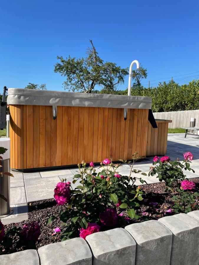 Chez La Rose Luxueuse Cottage Avec Jacuzzi Rouvres-la-Chétive Eksteriør bilde